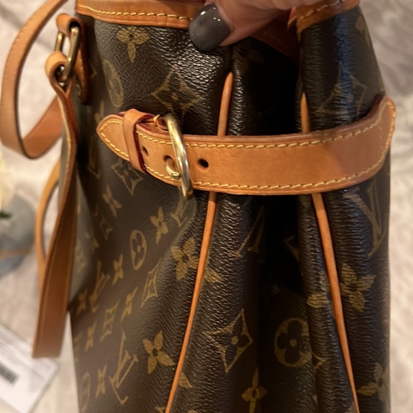 Louis Vuitton authentic Beautiful Good used condition 15x10x5”9.5”drop straps - Picture 15 of 16